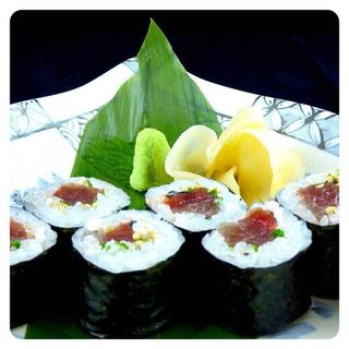 Hosomaki de Atún, Cebollino y Sésamo Tostado