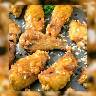 Aripioare cu parmigiano si usturoi, cartofi prajiti, sos inclus