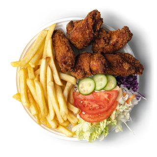 Skrzydełka z frytkami i sałatką