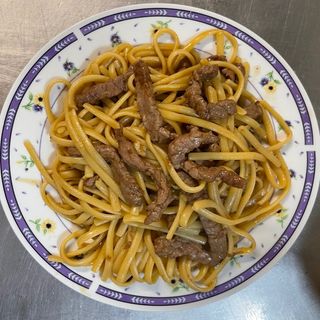 Tallarines guisados con ternera (sin verduras)