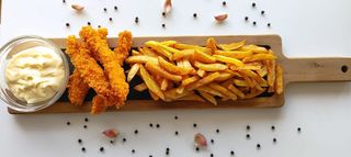 Crispy de pui cu cartofi prajiti si sos