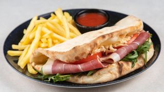 Romano sendvič u hrskavom pizza testu