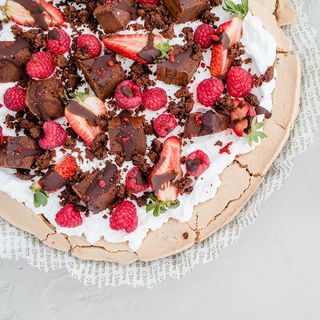 Suspiro de Chocolate, Natas, Pedaços de Brownie e Framboesas