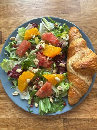 Sałatka wiosenna + chrupiący tost