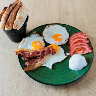 Tri jaja slanina