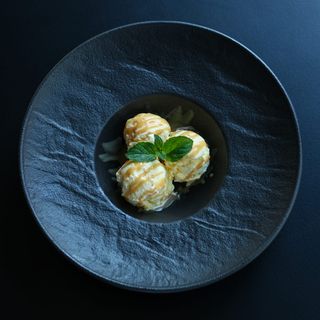 Sladoled od vanilije sa karamela prelivom