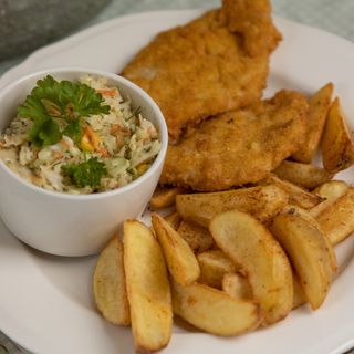 Medalion drobiowy, frytki, surówka + napój 0,5l