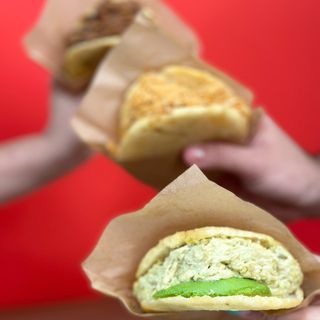 AREPA DE QUESO DE MANO CON COHINO FRITO