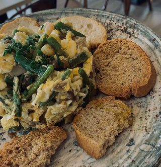 Revuelto de trigueros y setas