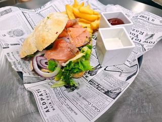 Sándwich club salmón