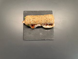 Fesa di tacchino, pomodori secchi, formaggio spalmabile e insalata