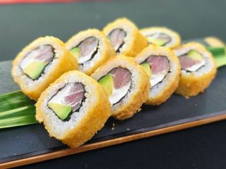 47B. California Crujientes De Atún, Aguacate Y Philadelphia