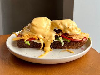 Яйце пашот з беконом та сиром чеддер XXL (390g)