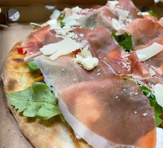 PIZZA AL PIATTO BIANCA - FOCACCIA RUCOLA E CRUDO