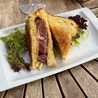 Pepito de solomillo premium con patatas fritas y salsa de pimienta