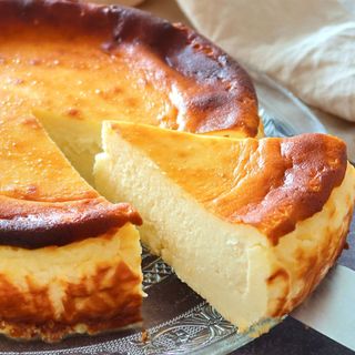 Porción de tarta de queso estilo la viña