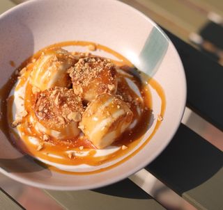 Сирники з солоною карамеллю та фундуком