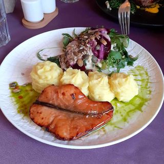 Stek z łososia z grila