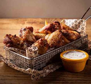 Alitas De Pollo Sazonadas Con Patatas Fritas Caseras (Ración)