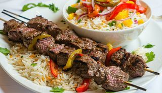 Kebab vita-oaie cu garniture de orez mediteranean