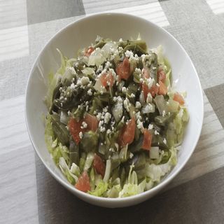 Ensalada de nopales y queso