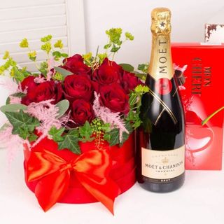 Cadou Valentine’s Day cu trandafiri rosii praline de ciocolata si Moet