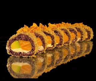 55A. DRAGON ROLL ROLL FRITO DE SALMÓN  ACOMPAÑA ARROZ  NEGRO