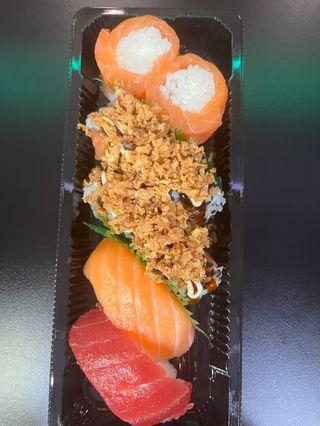 96 Nigiri 2 pezzi, roll in salmone 2 pezzi, uramaki 4 pezzi