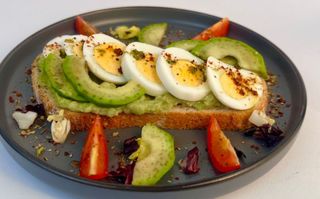 Ou fiert cu avocado și toast