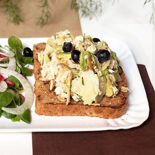 AVOCADO TOAST CON POLLO