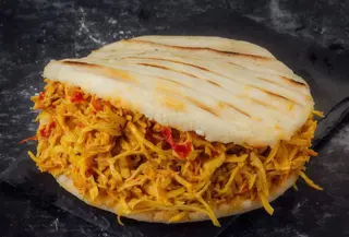 Arepa (Libre de gluten) Pollo Guisado Combínala  a tu gusto  