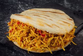 Arepa (Libre de gluten) de Pollo Guisado  Combína la a tu gusto