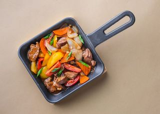 Горячая сковорода с говядиной