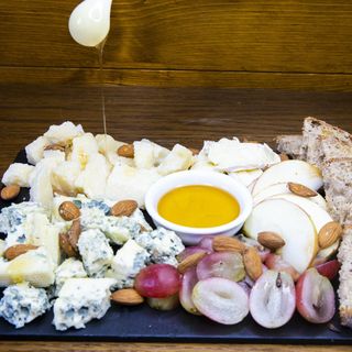 Platou de brânzeturi (2 persoane)