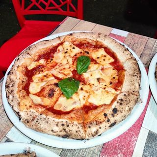 Pizza Margherita بيتزا مارجريتا