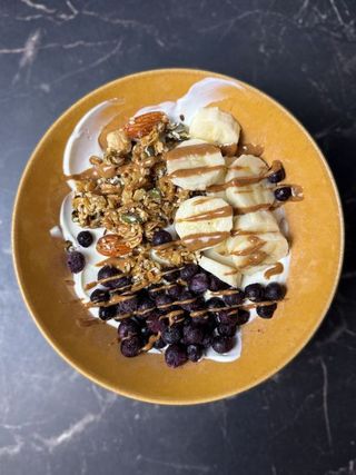 Гръцки йогурт с домашна гранола и сезонни плодове