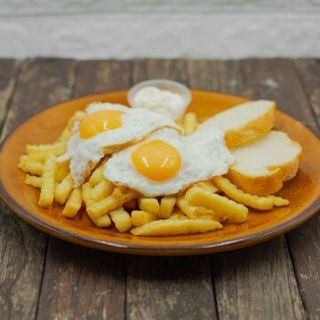 Huevos fritos con patatas fritas
