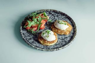 Драники с яйцом пашот и слабосоленой семгой