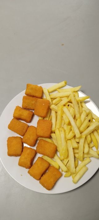Nuggets merluza (12 und) + papas fritas