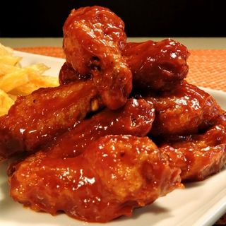 Alitas de polloBBQ + Aros de Cebolla + Papas Fritas + cerveza 00