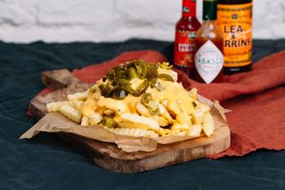 კარტოფილი ფრი ყველის ცხელი სოუსით, ჰალაპენიო