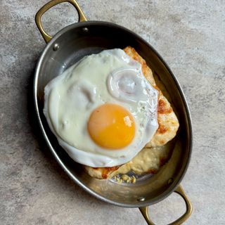 Крок-мадам бріош з пастрамі