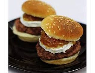 Tapa De Mini Burger De Ternera Con Pepinillo