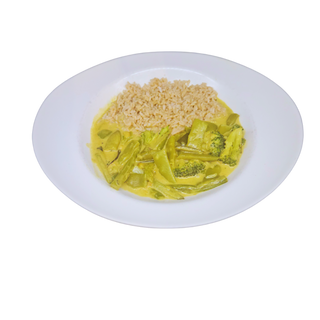 Curry verde con verduras salteadas y arroz integral