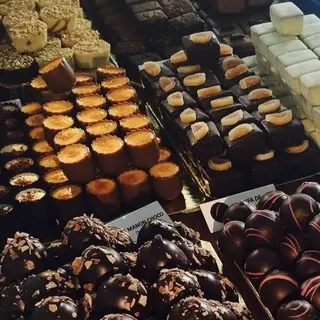 Sortido bombom (cx dourada c/ laço) peso aprox. 250g