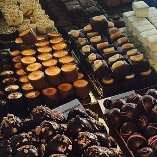 Sortido bombom (cx dourada c/ laço) peso aprox. 250g