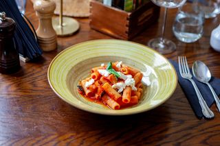 Rigatoni alla norma și ricotta