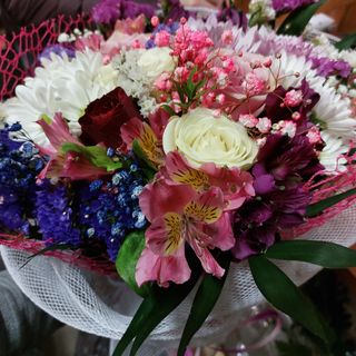 Bouquet con Rose e Alstroemerie medio