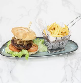 Hamburguesa Wakanda con patatas fritas