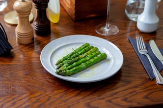 Sparanghel la grătar